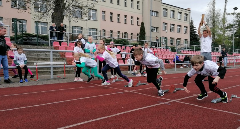 Na zdjęciu młodzi zawodnicy podczas Powiatowej Strefy Sportu 2023