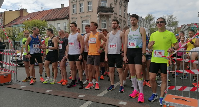 Na zdjęciu Start Biegu Kosynierów 2023 we Wrześni 