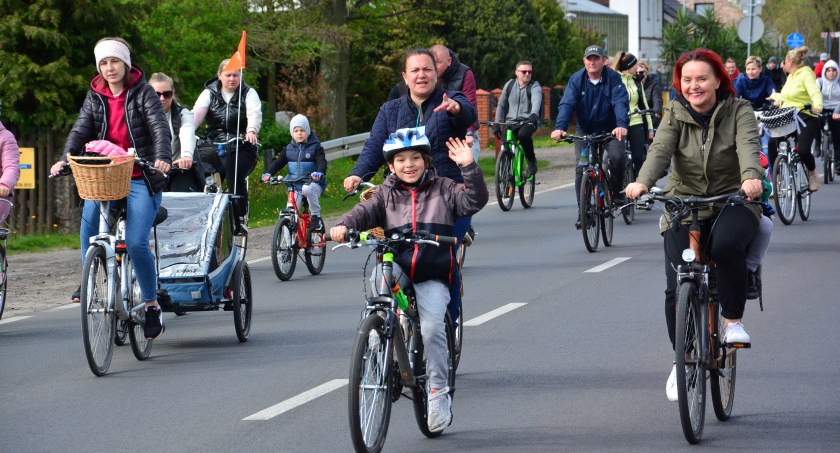 Na zdjęciu uczestnicy Rodzinnego Rajdu Rowerowego 2023. 