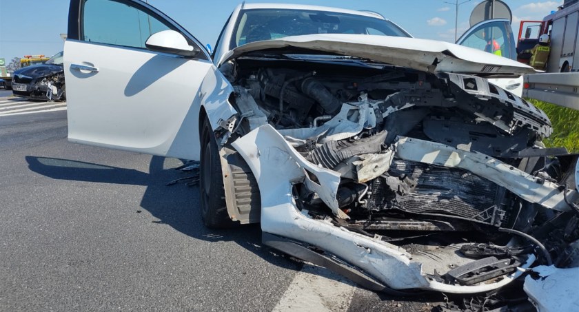 Fot. KP Policji we Wrześni. Wypadek osobówek na DK92 koło Watisu 