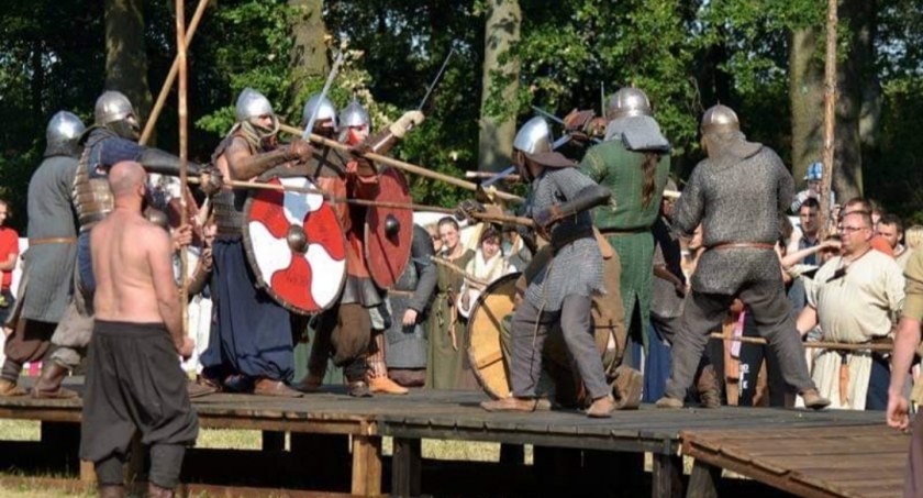 Na zdjęciu wojowie podczas bitwy w Grzybowie 