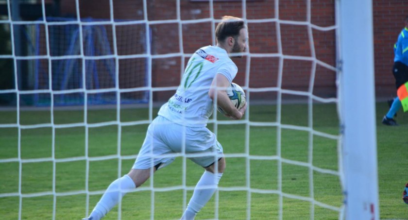 Na zdjęciu strzelec bramki Szymon Krawczyński 