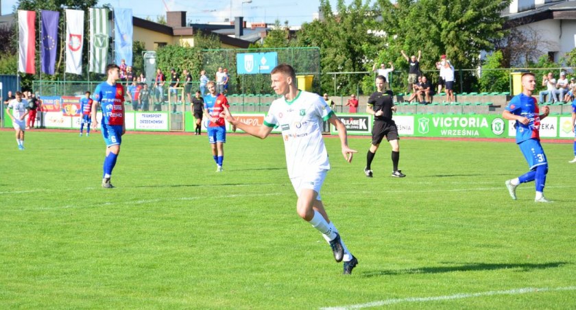 Na zdjęciu napastnik Arkadiusz Wolniewicz fot. NowaWrzesnia.pl