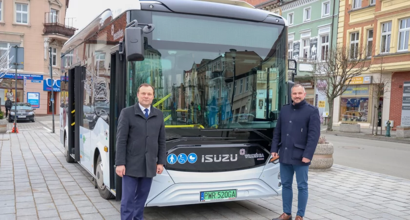 Na zdjęciu drugi elektryczny autobus we Wrześni marki Isuzu 