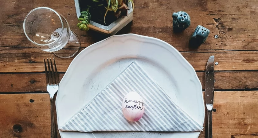 fot. https://unsplash.com/photos/white-ceramic-plate-beside-gray-fork-cO8wyZr9__U 
