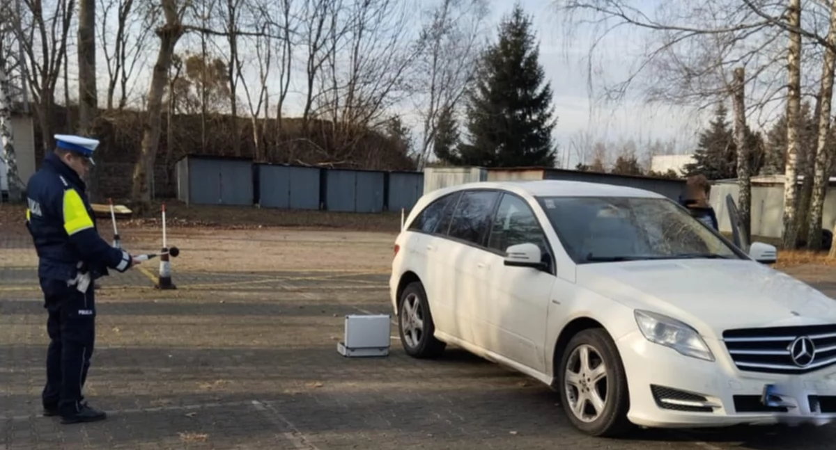 Prewencja/Profilaktyka , Wrzesińska policja kontroluje poziom hałasu pojazdach - zdjęcie, fotografia