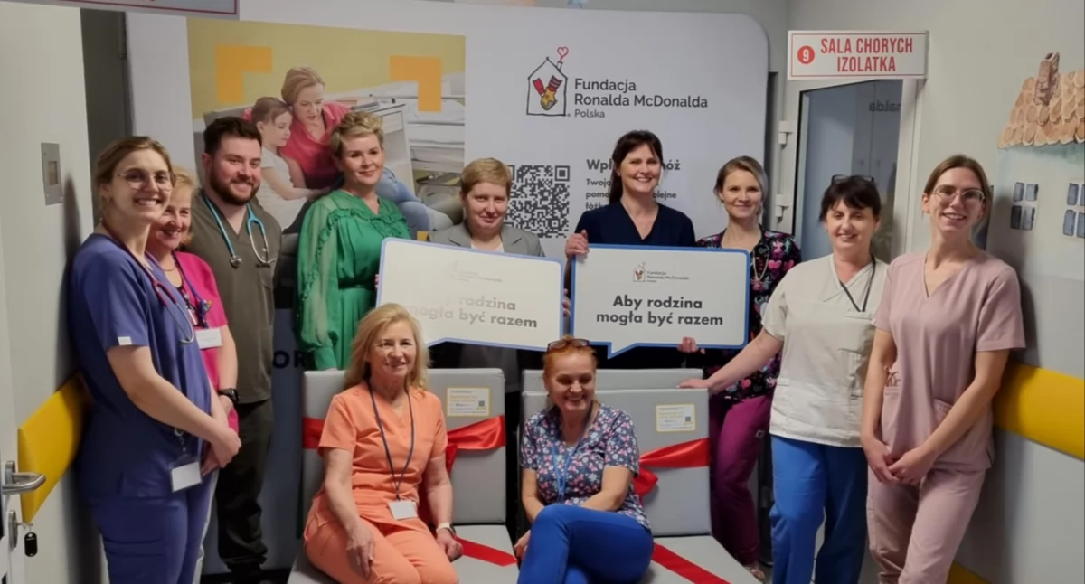 Szpital , Łóżka rodziców małych pacjentów szpitala Wrześni - zdjęcie, fotografia