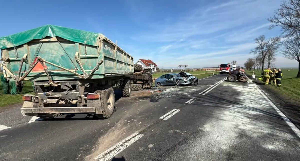 Kronika policyjna, Wypadek osobówki ciągnika rolniczego krajowej - zdjęcie, fotografia