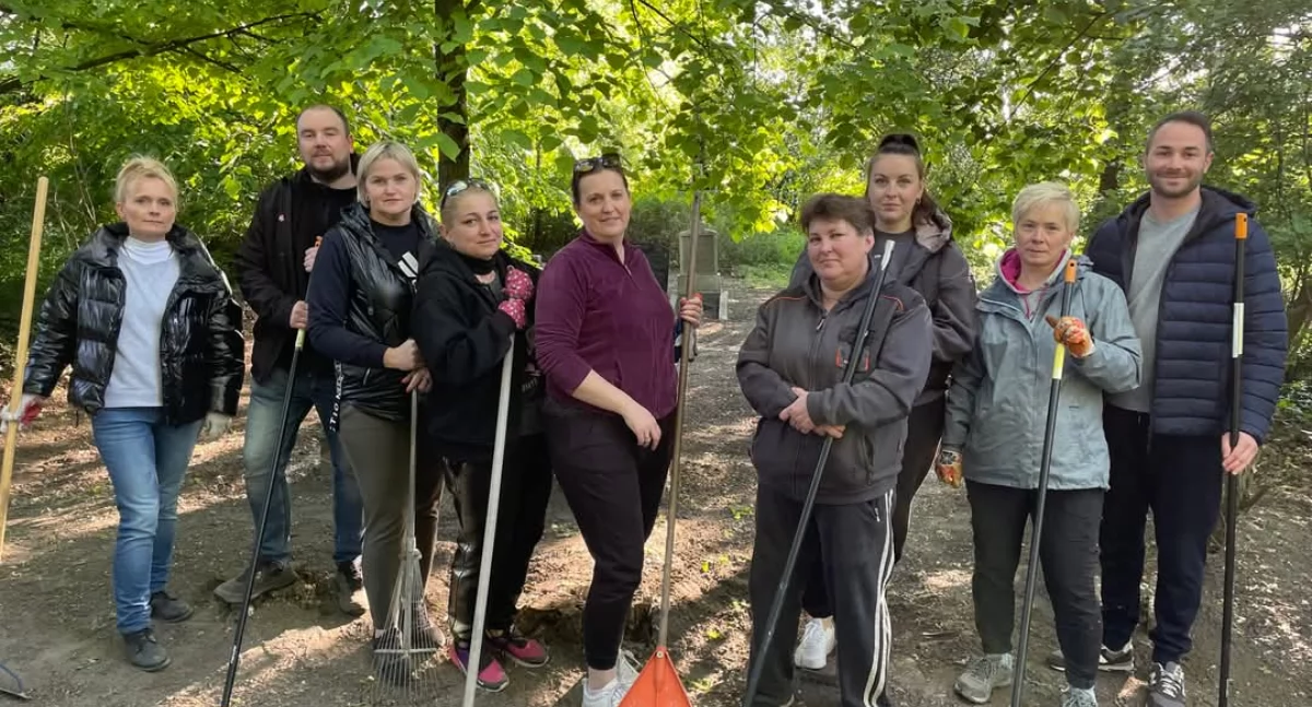 Interwencje, przykład Posprzątali cmentarz ewangelicki (zdjęcia) - zdjęcie, fotografia