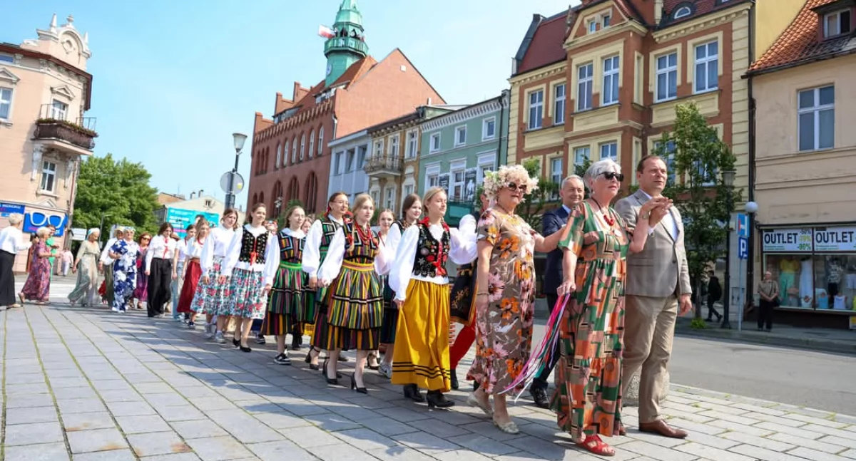 Spotkania , Pokaz poloneza wrzesińskim rynku (GALERIA) - zdjęcie, fotografia