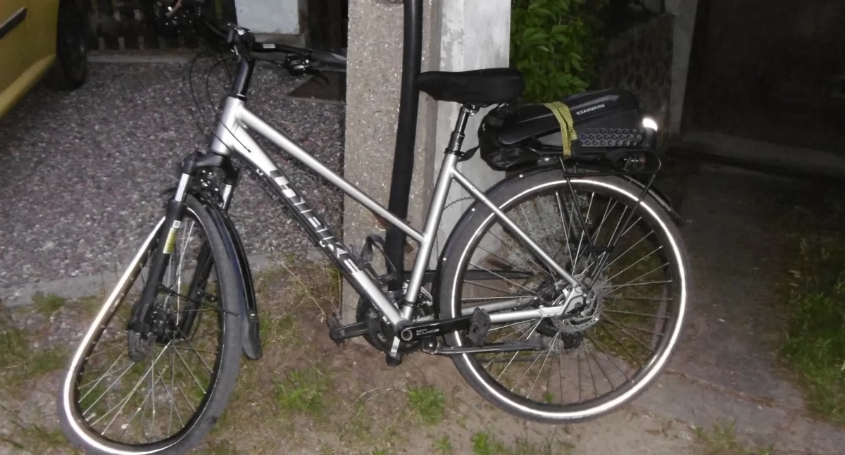 Kronika policyjna, Czołowe zderzenie hulajnogi rowerzystki Kobieta szpitalu - zdjęcie, fotografia