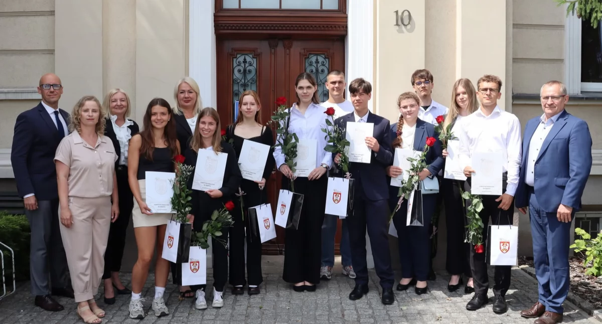 Edukacja, Wręczenie stypendiów uczniów szkół ponadpodstawowych - zdjęcie, fotografia