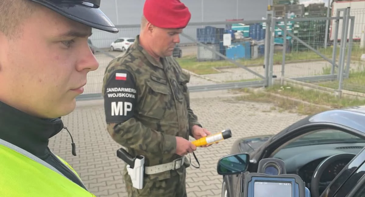 Prewencja/Profilaktyka , Wrzesińska policja żołnierze wspólnie sprawdzali prędkość (zdjęcia) - zdjęcie, fotografia