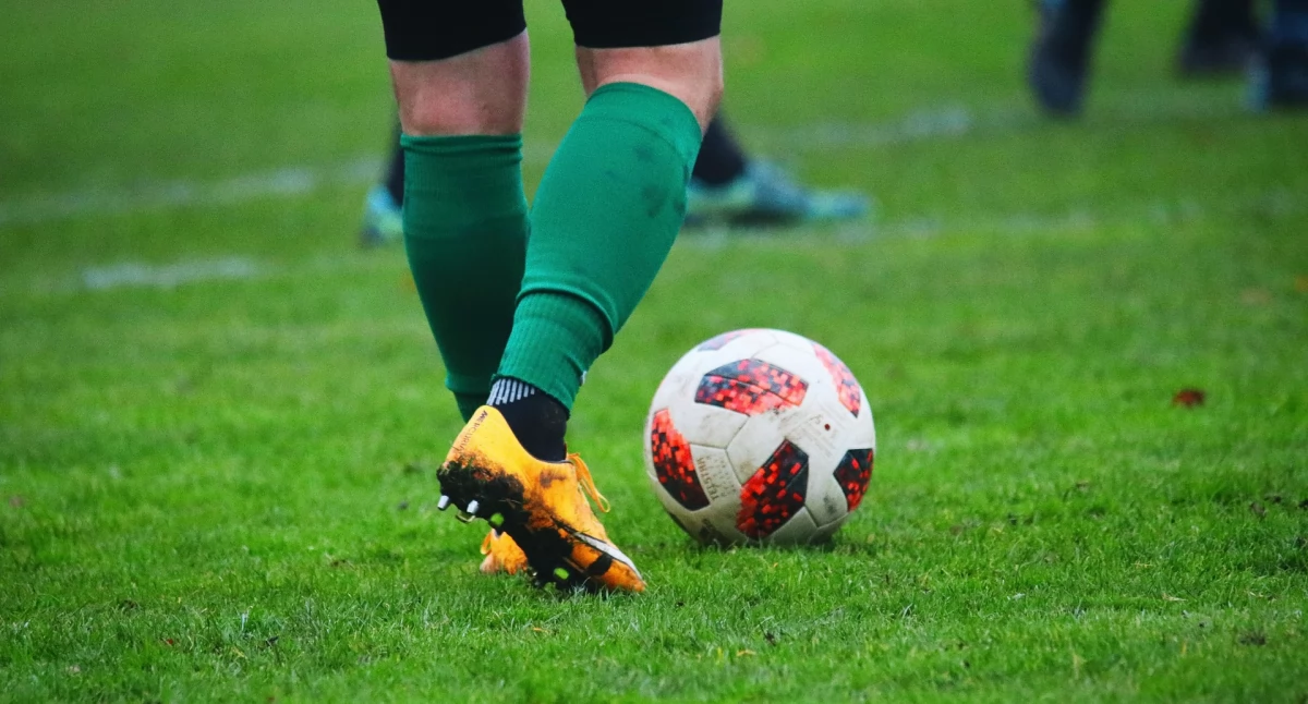Źródło zdjęcia: Pixabay, https://pixabay.com/photos/soccer-sports-district-league-6795556/