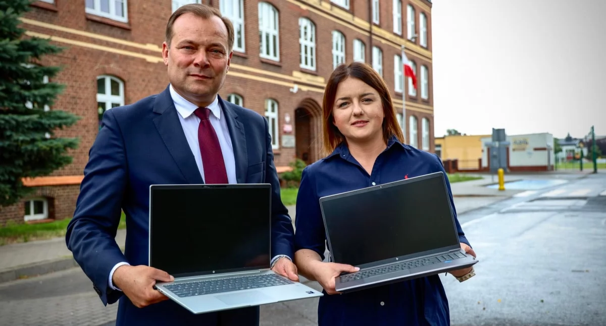 Edukacja, Ponad laptopów tabletów szkół podstawowych naszej gminie - zdjęcie, fotografia
