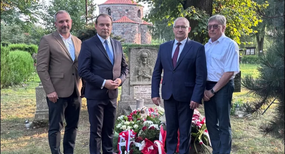 Spotkania , Uroczystość upamiętniająca ofiary Wojny Światowej - zdjęcie, fotografia