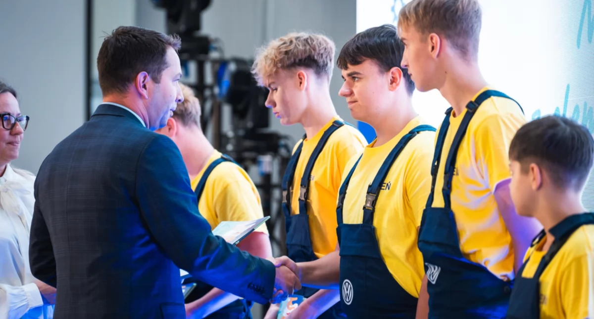 Edukacja, Uczniowie rozpoczęli naukę klasach patronackich Volkswagen Poznań - zdjęcie, fotografia