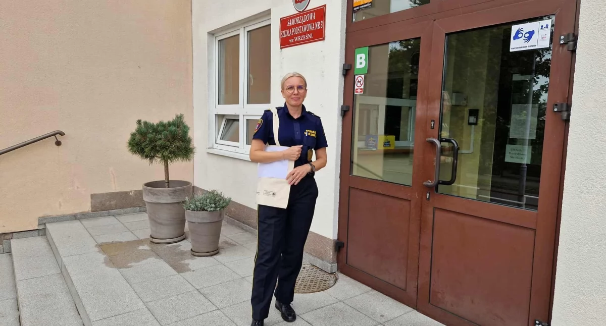 Straż Miejska , Ulotki dotyczące bezpiecznego poruszania hulajnogach - zdjęcie, fotografia