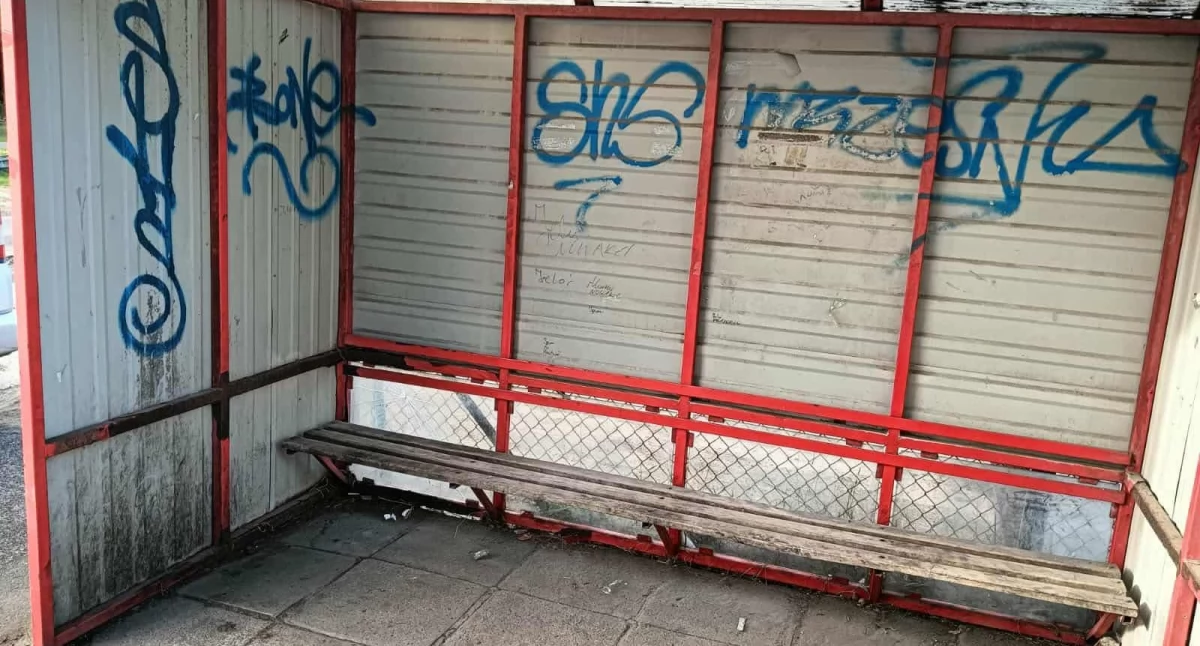Straż Miejska , Odnowiony przystanek autobusowy - zdjęcie, fotografia