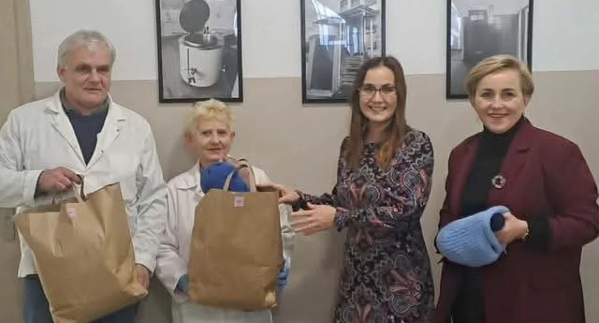 Charytatywnie , Ciepłe upominki potrzebujących wykonane przez Senior Wrzosowisko - zdjęcie, fotografia
