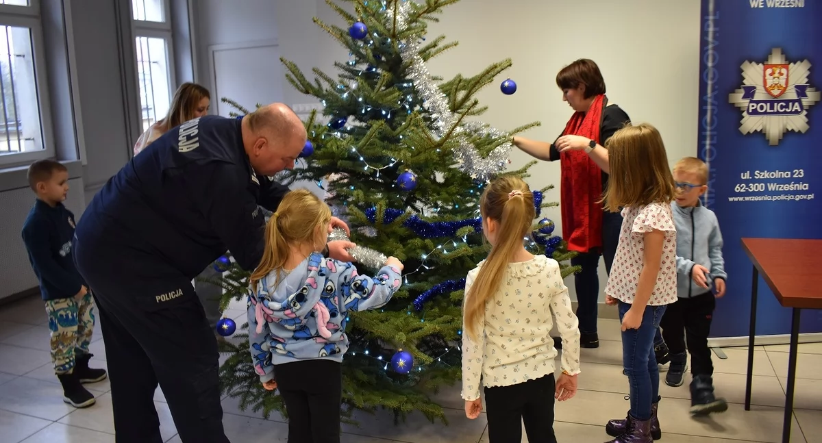 Kronika policyjna, Najmłodsi wrześnianie ubrali choinkę komendzie policji! (zdjęcia) - zdjęcie, fotografia