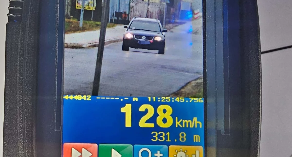 Kronika policyjna, Przekroczył prędkość terenem zabudowanym Stracił prawo jazdy - zdjęcie, fotografia