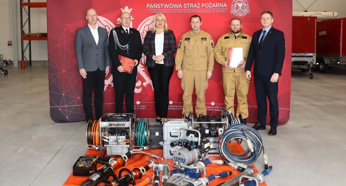 Pożary, straż pożarna, Przekazanie sprzętu przez Wrześni - zdjęcie, fotografia