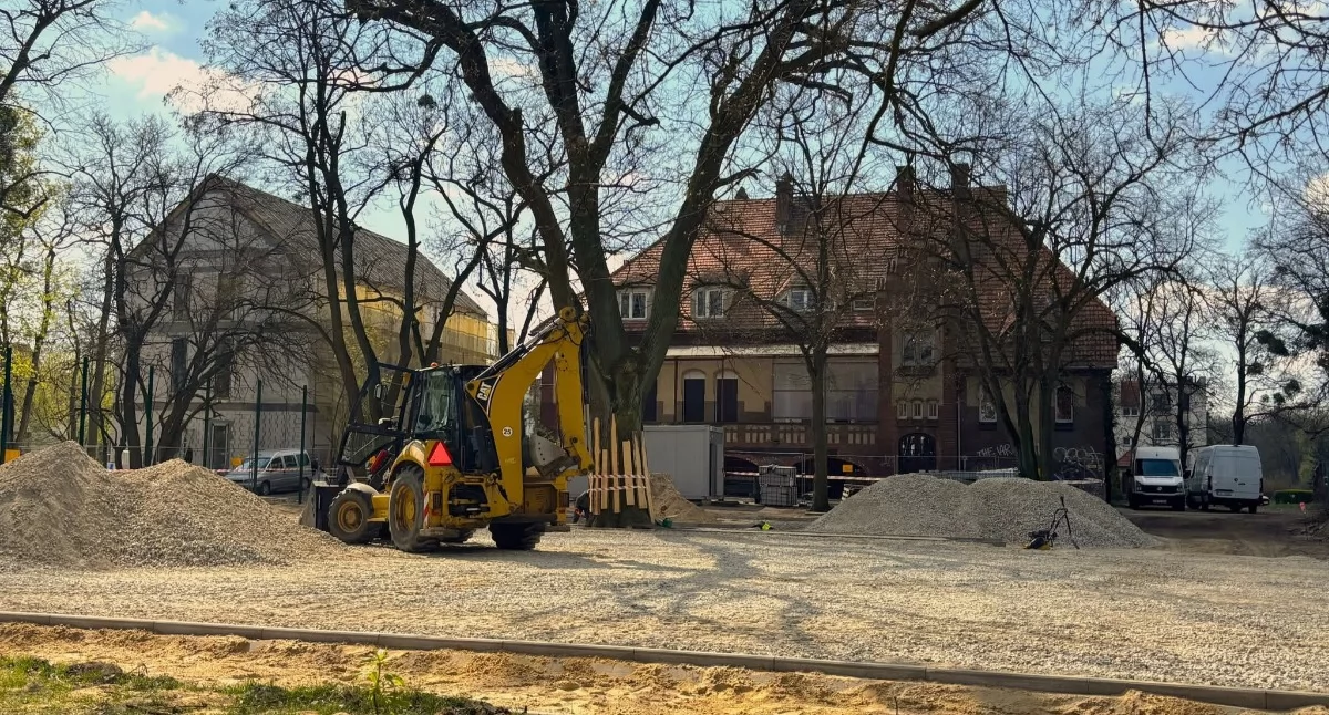 Inwestycje, boisko wrzesińskiej szkole - zdjęcie, fotografia