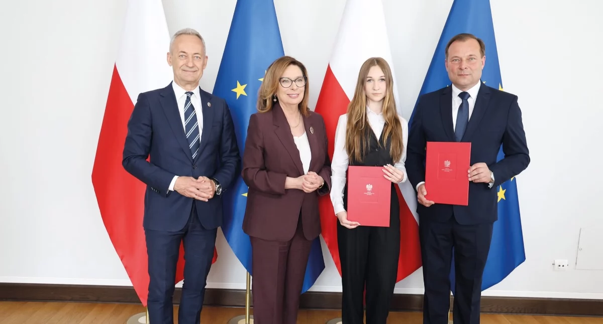 Historia , Senat hołdzie strajkującym dzieciom - zdjęcie, fotografia