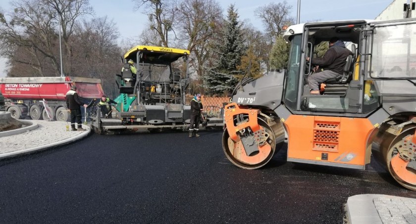 Na zdjęciu roboty drogowie na drodze wojewódzkiej 441 Kołaczkowo-Miłosław