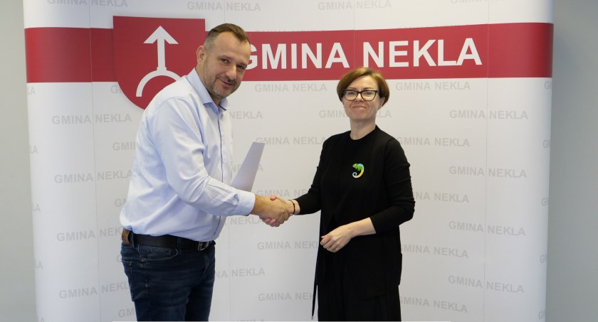 Na zdjęciu przedstawiciele wykonawcy oraz gminy Nekla 