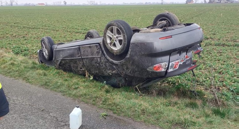 Na zdjęciu osobówka Mazda 6 po dachowaniu 