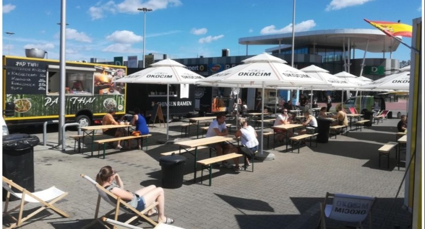 Na zdjęciu Food Trucki przed Galerią Karuzela we Wrześni 