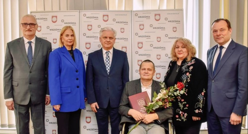 Na zdjęciu Burmistrz Tomasz Kałużny z dyrektorami placówek 