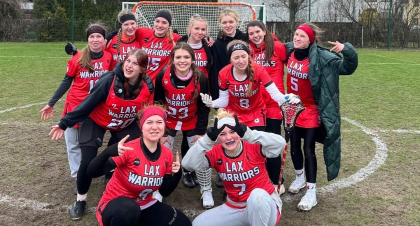Na zdjęciu zespół Lax Warriors Września 