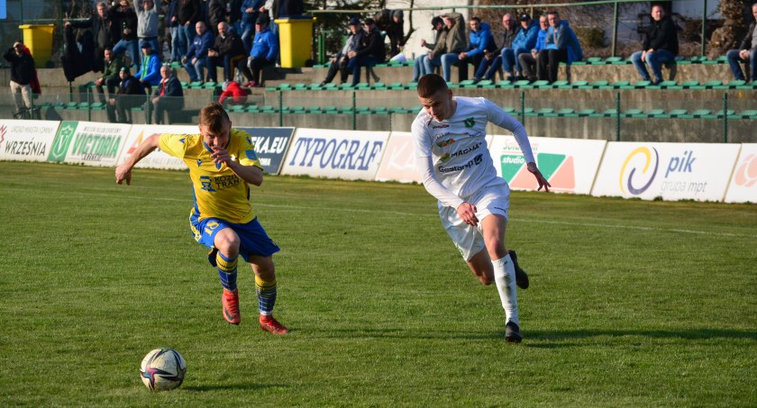 Na zdjęciu strzelec dwóch bramek dla Victorii - Arkadiusz Wolniewicz 