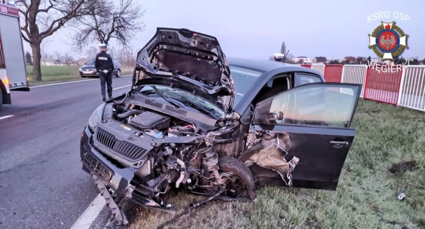 Na zdjęciu osobówka po wypadku w Gutowie Wielkim 