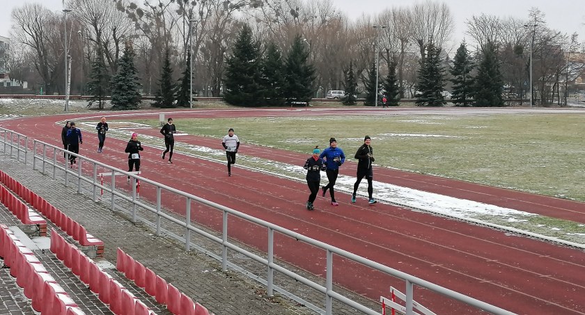 Na zdjęciu stadion lekkoatletyczny przy ul. Kaliskiej we Wrześni. 