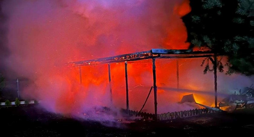 Na zdjęciu pożar domku letniskowego w Nekielce. 