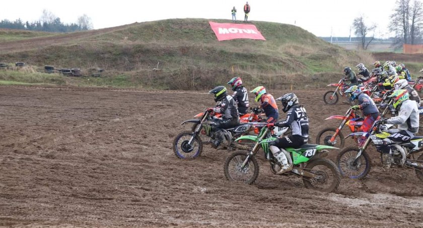 Na zdjęciu Start zawodów Motocrossowych na Torze Magiera fot. Gmina Nekla 