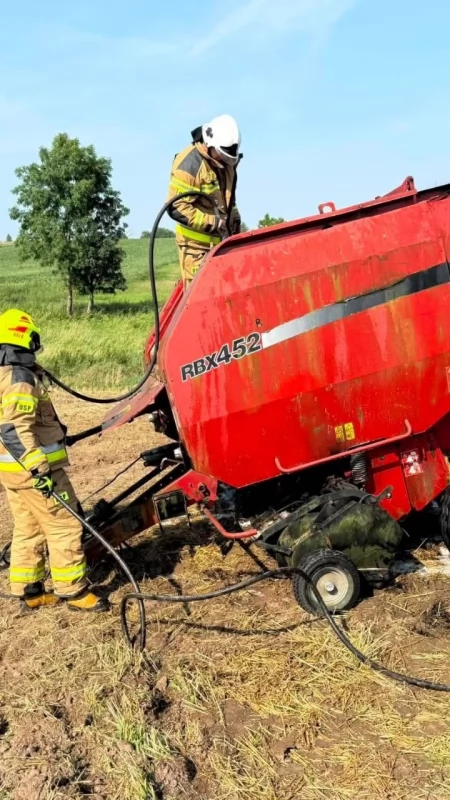 Pożar prasy rolniczej na polu w Gozdowie (zdjęcia)