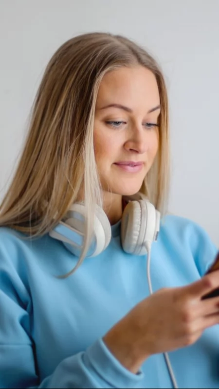 Czekasz w przychodni, urzędzie albo kolejce? Audiobooki pomagają odzyskać czas, który zwykle przepada 