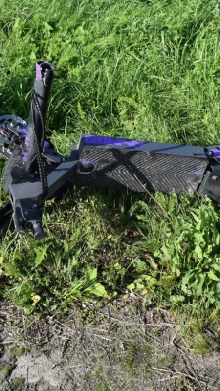 11-latek bez kasku na hulajnodze. Po kolizji z osobówką trafił do szpitala 