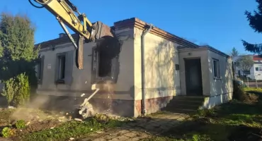 Ciężki sprzęt przy Daszyńskiego. Trwa rozbiórka budynku komunalnego (zdjęcia) 
