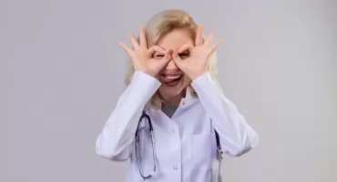 Czerwone oczy i piasek pod powiekami: jak leczyć syndrom widzenia komputerowego