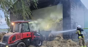 Duży pożar budynku we Wszemborzu. Akcja strażaków (galeria)
