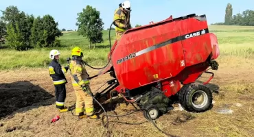 Pożar prasy rolniczej na polu w Gozdowie (zdjęcia)