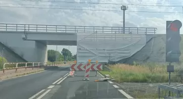 Ciężarówka zahaczyła o wiadukt kolejowy w Sokołowie 