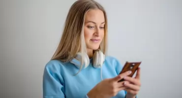 Czekasz w przychodni, urzędzie albo kolejce? Audiobooki pomagają odzyskać czas, który zwykle przepada 