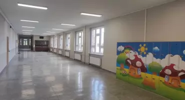 Więźniowie pomogli odnowić szkołę w Marzeninie 